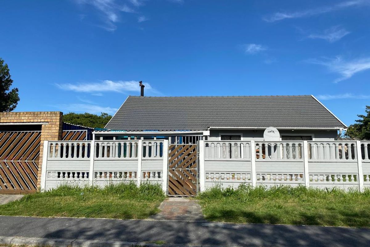 Spacious 3-Bedroom House for Sale – Nooitgedacht, Bishop Lavis - Photo 2