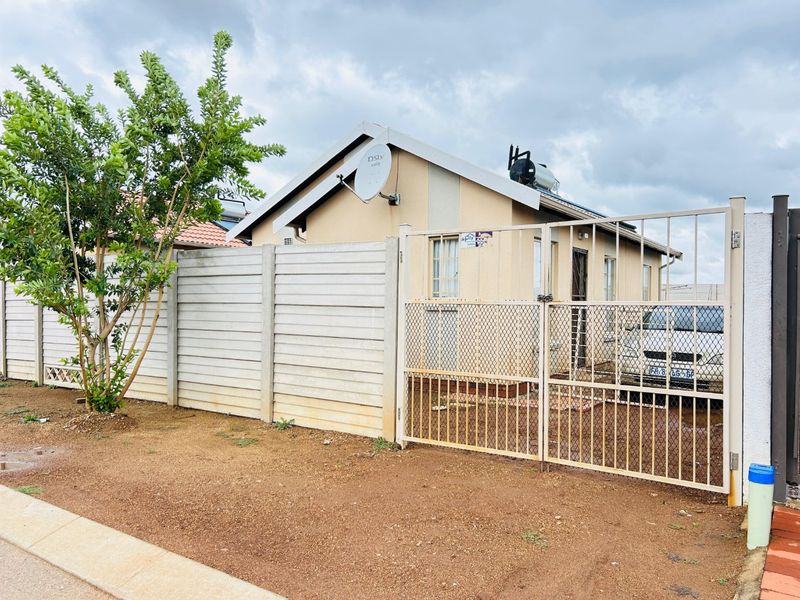 Charming 3-Bed Family Haven in Secure Sky City - Photo 2