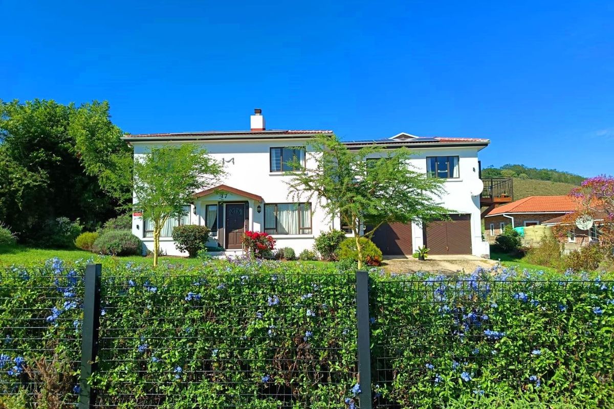 Family home with Energy-Efficient features - Photo 2