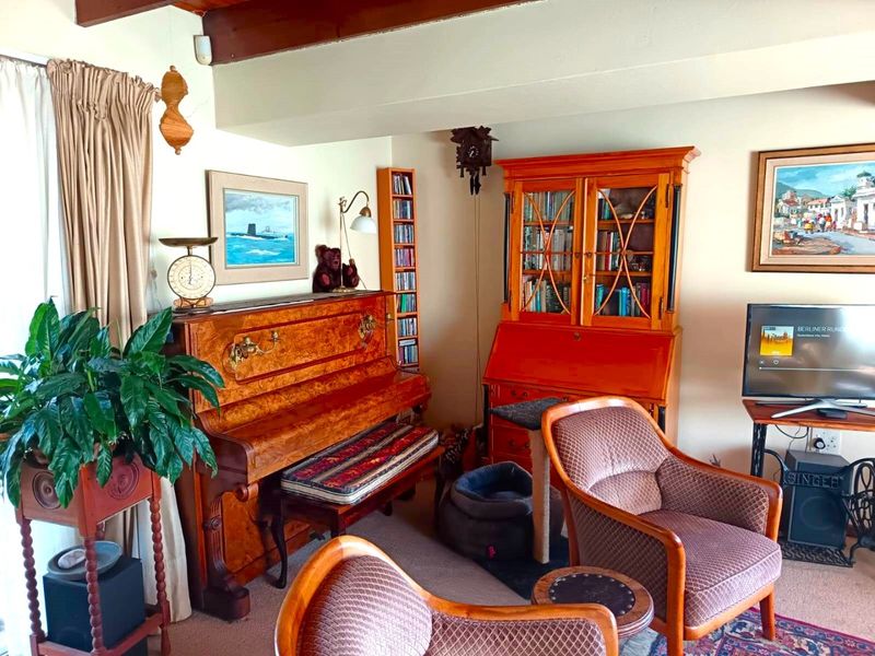 Family home with Energy-Efficient features - Photo 5