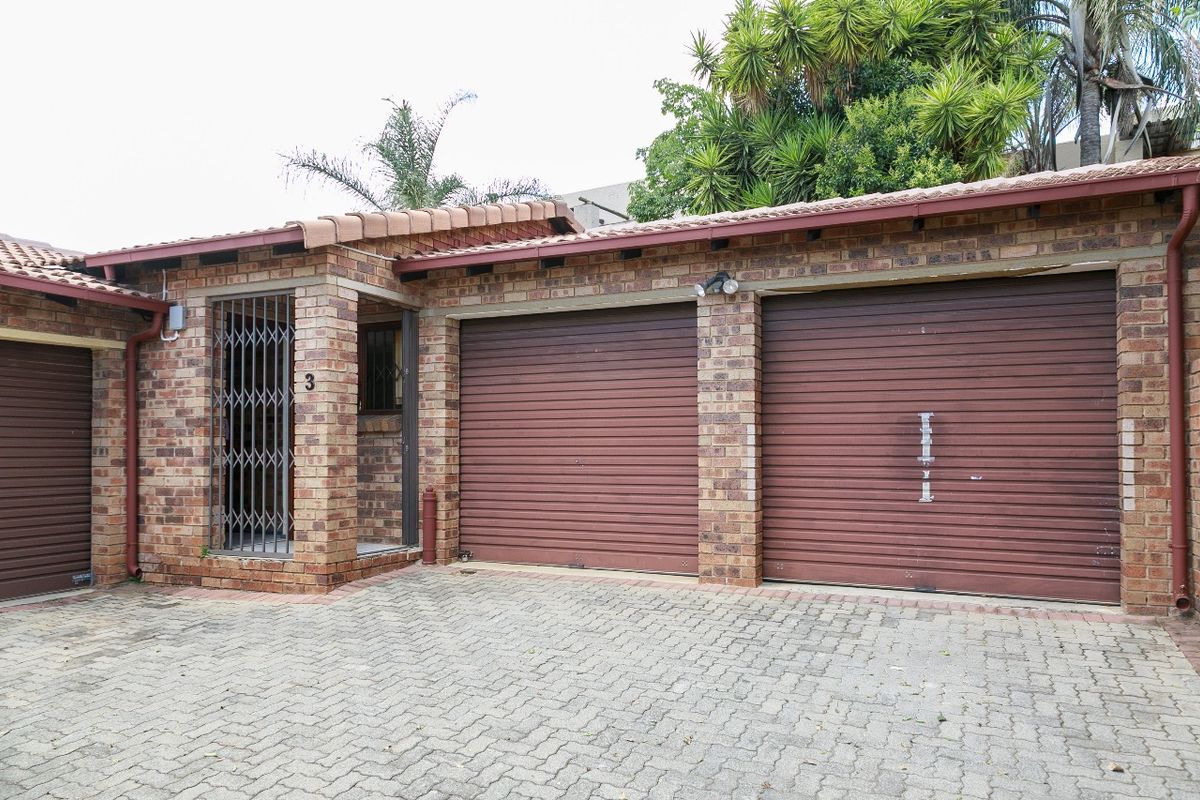 Charming Townhouse Nestled In The Heart of Rangeview - Photo 2