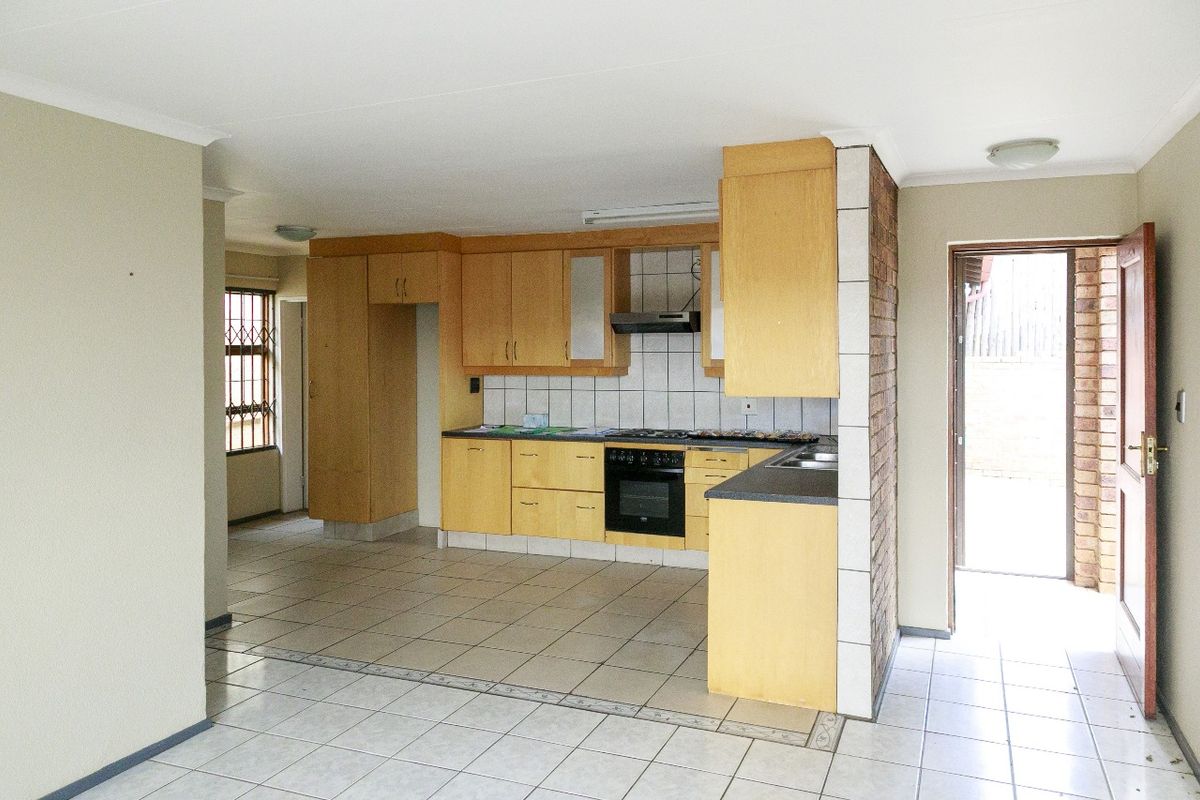 Charming Townhouse Nestled In The Heart of Rangeview - Photo 3