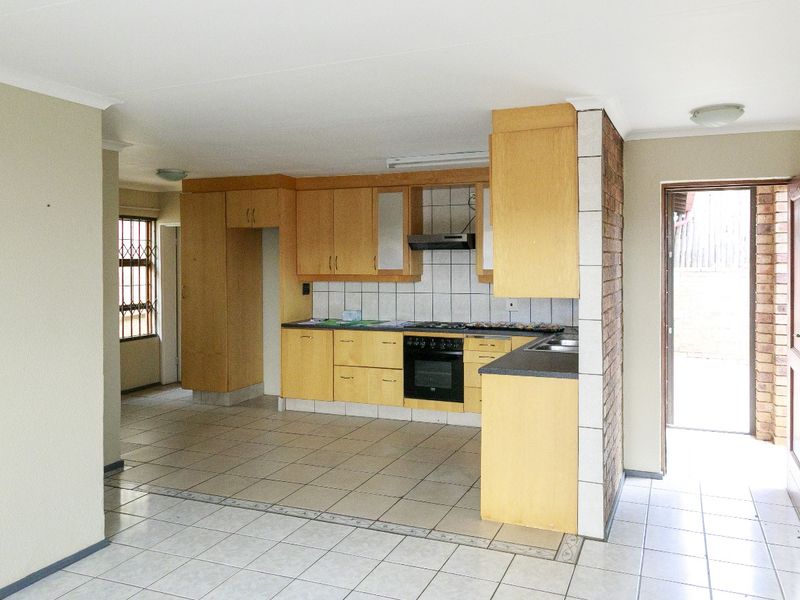 Charming Townhouse Nestled In The Heart of Rangeview - Photo 3