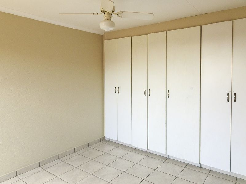 Charming Townhouse Nestled In The Heart of Rangeview - Photo 9
