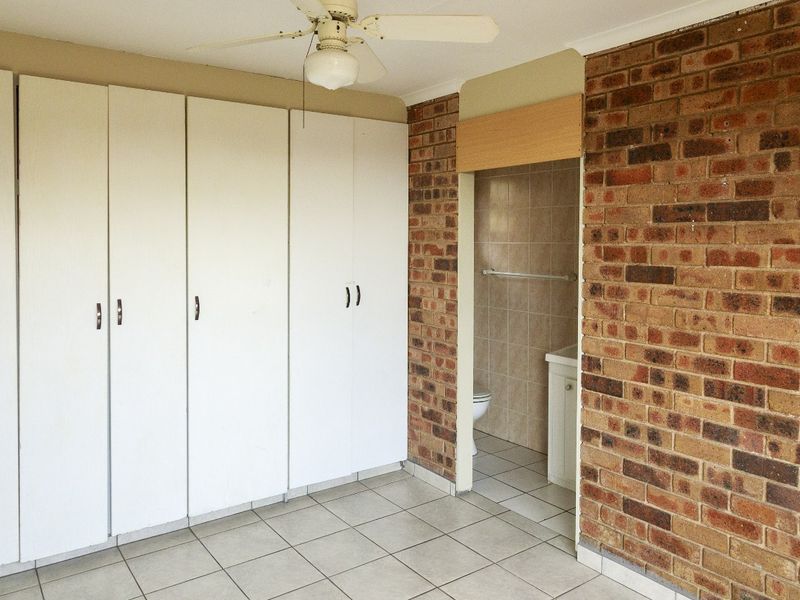 Charming Townhouse Nestled In The Heart of Rangeview - Photo 8