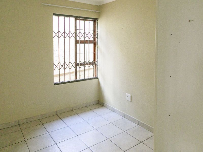 Charming Townhouse Nestled In The Heart of Rangeview - Photo 6
