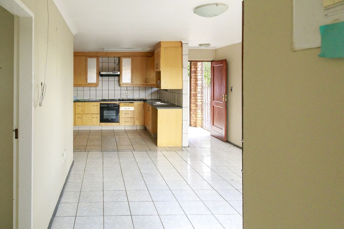 Charming Townhouse Nestled In The Heart of Rangeview - Photo 5