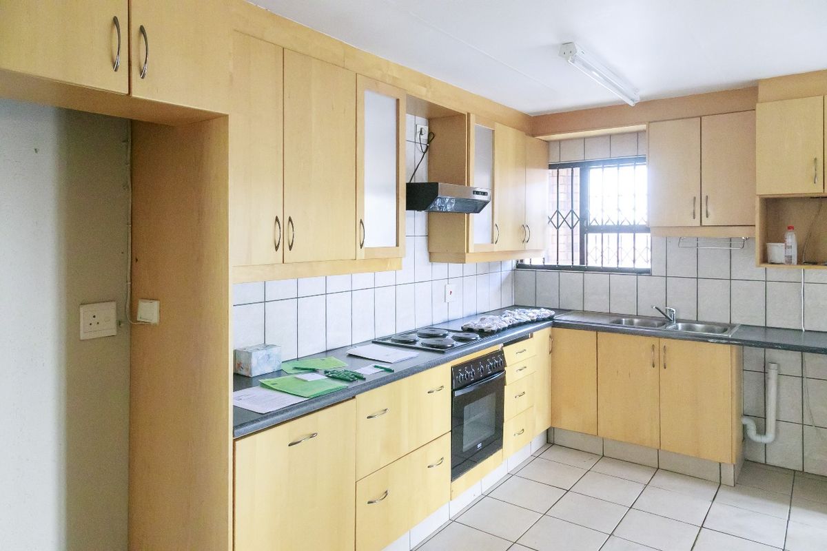 Charming Townhouse Nestled In The Heart of Rangeview - Photo 4