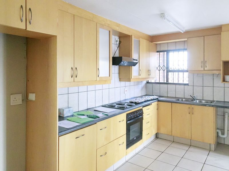 Charming Townhouse Nestled In The Heart of Rangeview - Photo 4
