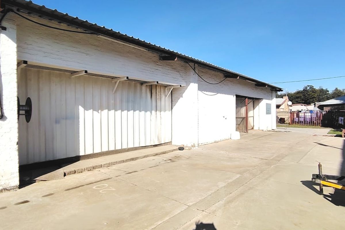 Three bedroom house in Three Rivers with a +/- 260 m2 Store. - Photo 5