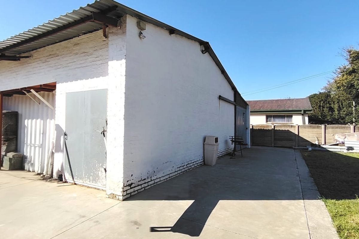 Three bedroom house in Three Rivers with a +/- 260 m2 Store. - Photo 4