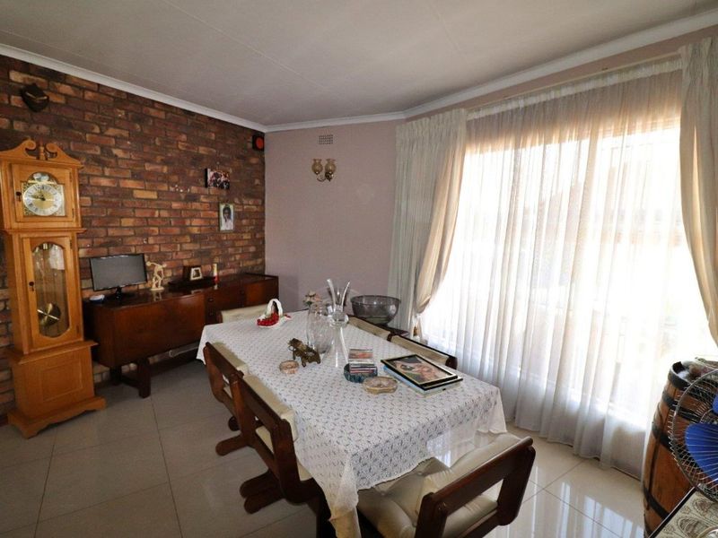 Large 4 Bedroom, 2 Bathroom Home on a Large Stand - Photo 5