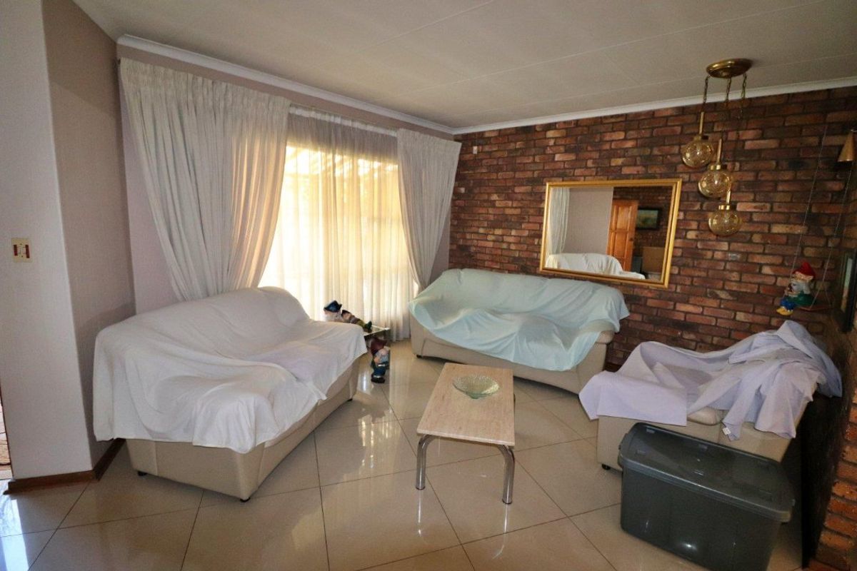 Large 4 Bedroom, 2 Bathroom Home on a Large Stand - Photo 2