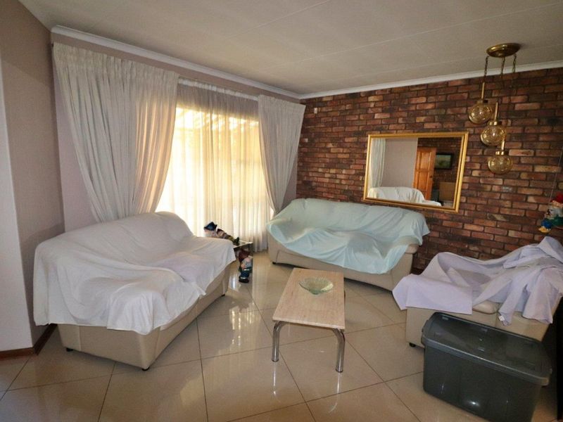 Large 4 Bedroom, 2 Bathroom Home on a Large Stand - Photo 2