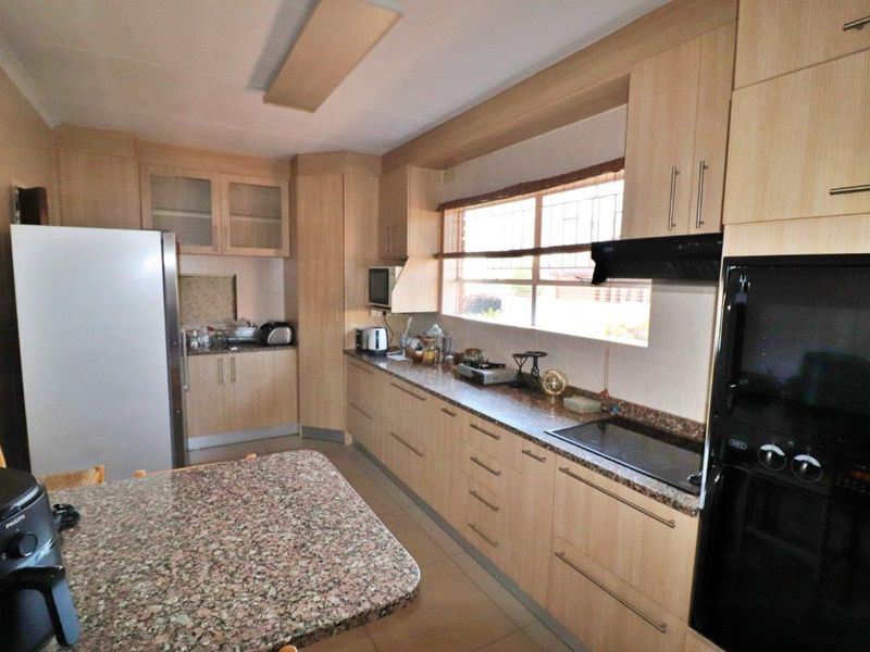 Large 4 Bedroom, 2 Bathroom Home on a Large Stand - Photo 9