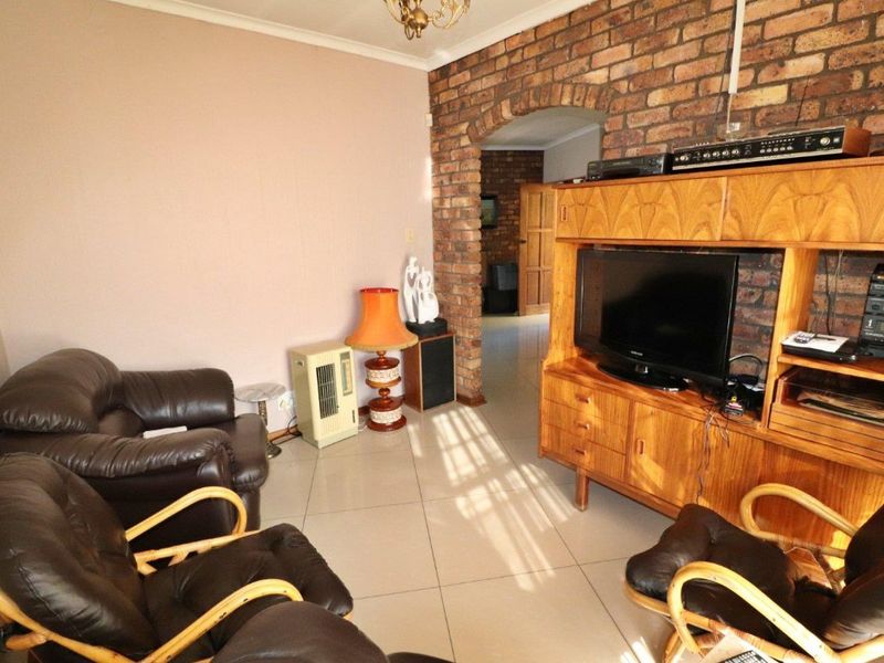 Large 4 Bedroom, 2 Bathroom Home on a Large Stand - Photo 7