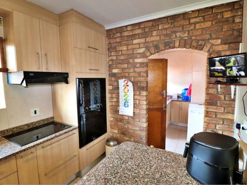 Large 4 Bedroom, 2 Bathroom Home on a Large Stand - Photo 8