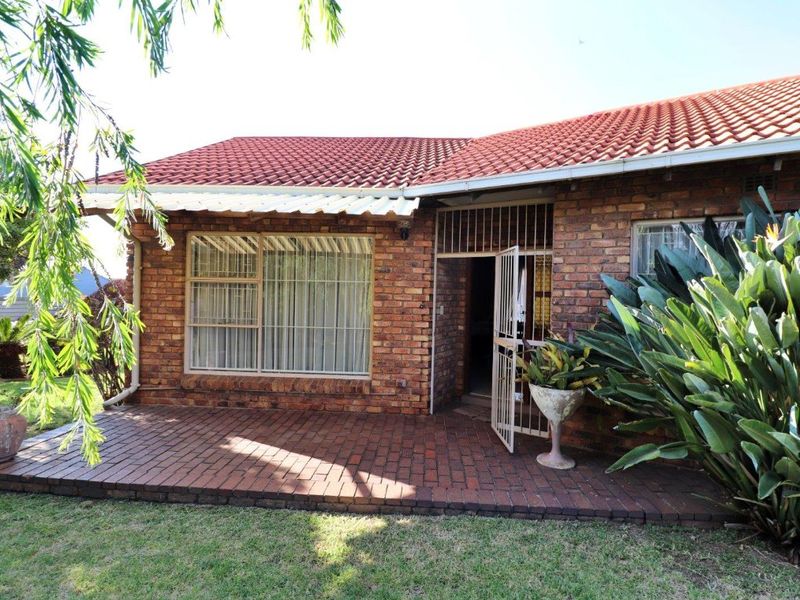 Large 4 Bedroom, 2 Bathroom Home on a Large Stand - Photo 3