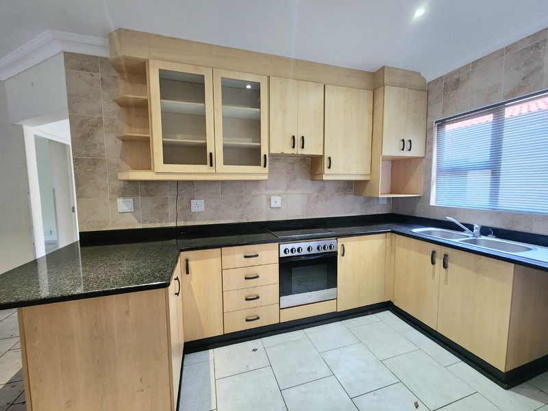 Lovely Ground Floor apartment with private garden - Photo 8