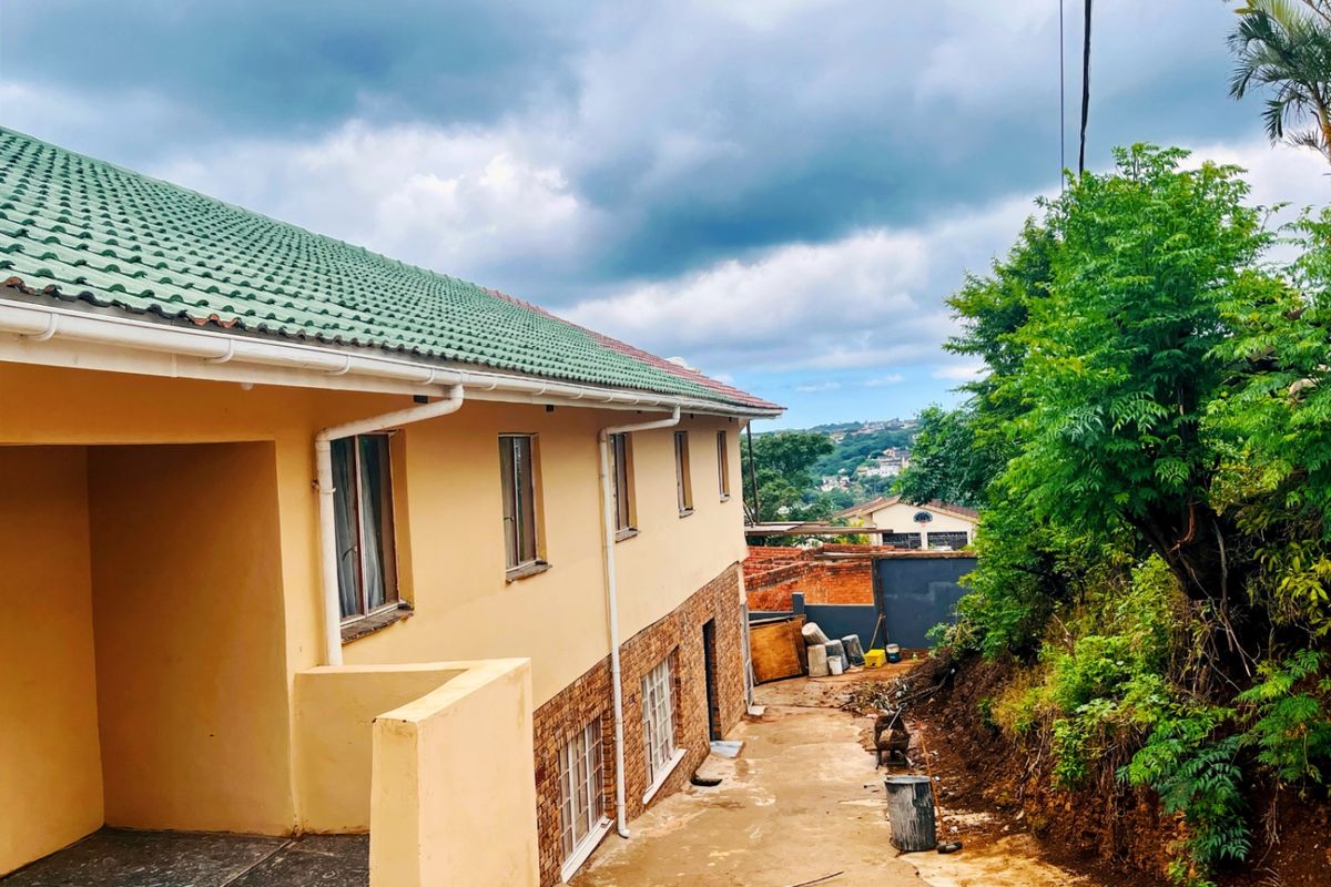 NEW Female 3-Sharing Student Accommodation in Plumstead Crescent | 1 Rooms Available | Near UKZN Westville - Photo 2