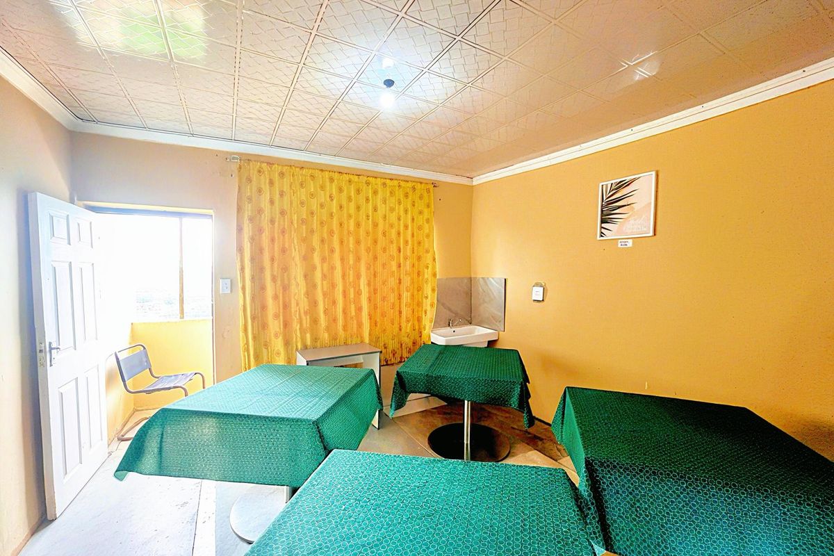 NEW Female 3-Sharing Student Accommodation in Plumstead Crescent | 1 Rooms Available | Near UKZN Westville - Photo 3