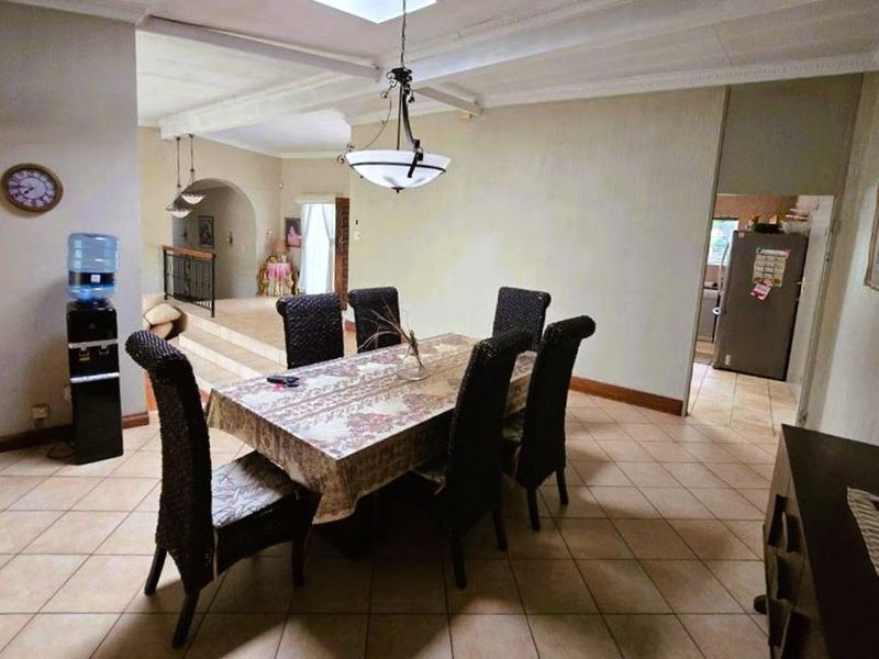 Spacious Family Home with Excellent Features - Photo 4