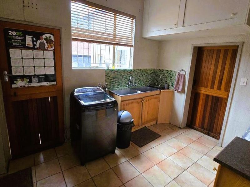 Spacious Family Home with Excellent Features - Photo 2