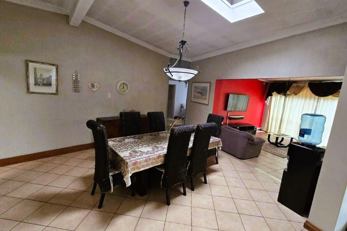 Spacious Family Home with Excellent Features - Photo 3