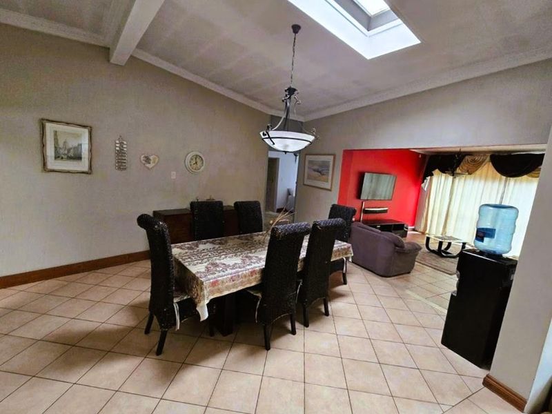 Spacious Family Home with Excellent Features - Photo 3