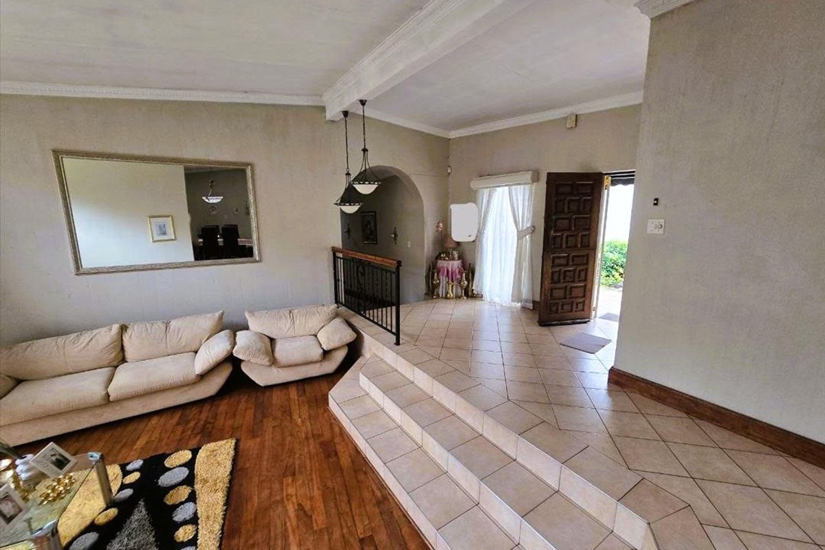 Spacious Family Home with Excellent Features - Photo 5