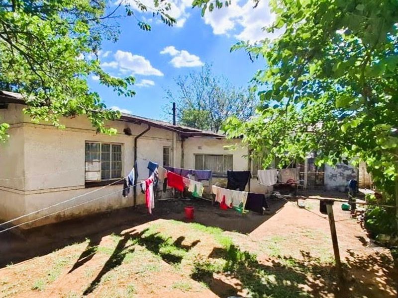 Spacious Property with Multiple Bedrooms - Photo 3