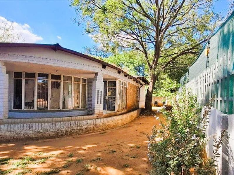 Spacious Property with Multiple Bedrooms - Photo 2