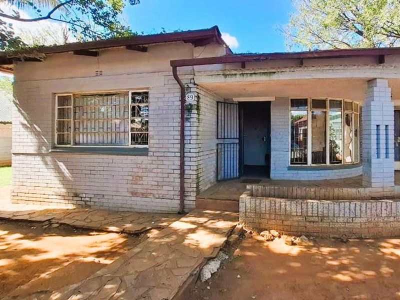 Spacious Property with Multiple Bedrooms - Photo 1