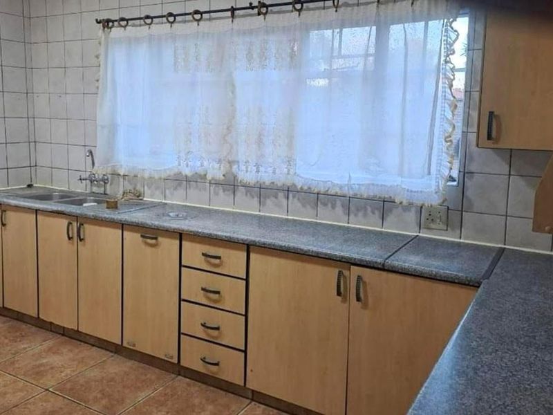 Elegant Family Home with Pool - Photo 2