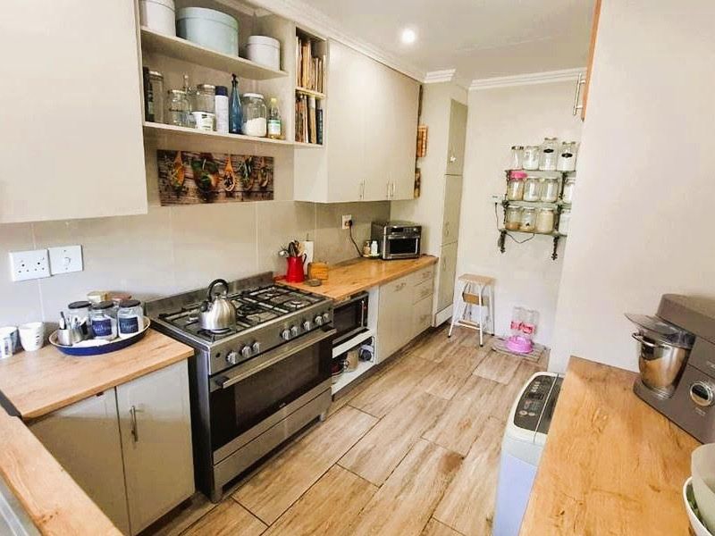 Comfortable Family Home with Pool - Photo 3