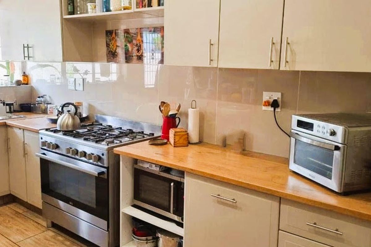 Comfortable Family Home with Pool - Photo 2