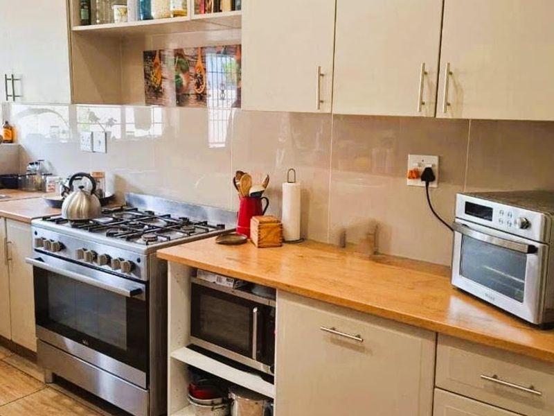 Comfortable Family Home with Pool - Photo 2