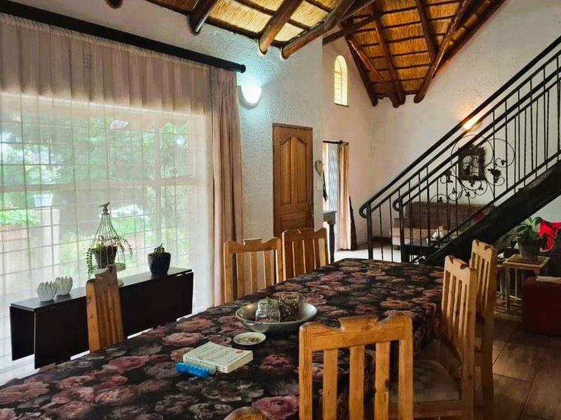 Comfortable Family Home with Pool - Photo 9