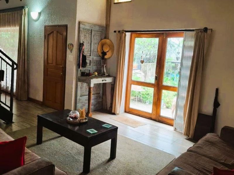 Comfortable Family Home with Pool - Photo 6