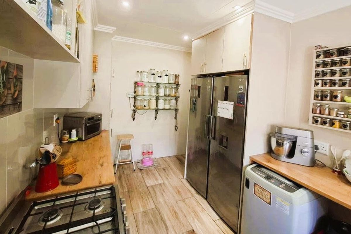 Comfortable Family Home with Pool - Photo 4