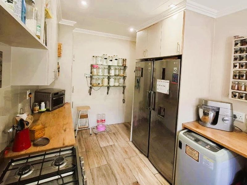 Comfortable Family Home with Pool - Photo 4