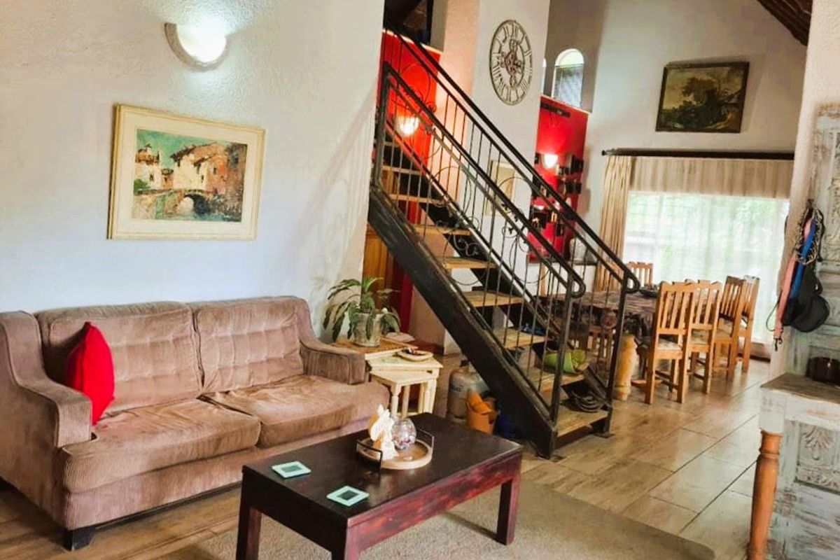 Comfortable Family Home with Pool - Photo 5