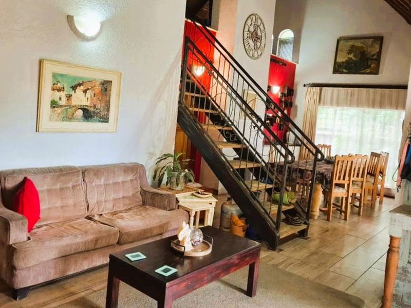 Comfortable Family Home with Pool - Photo 5