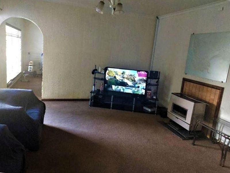 This Lovely Home in Van Riebeek Park Could be Yours. - Photo 2