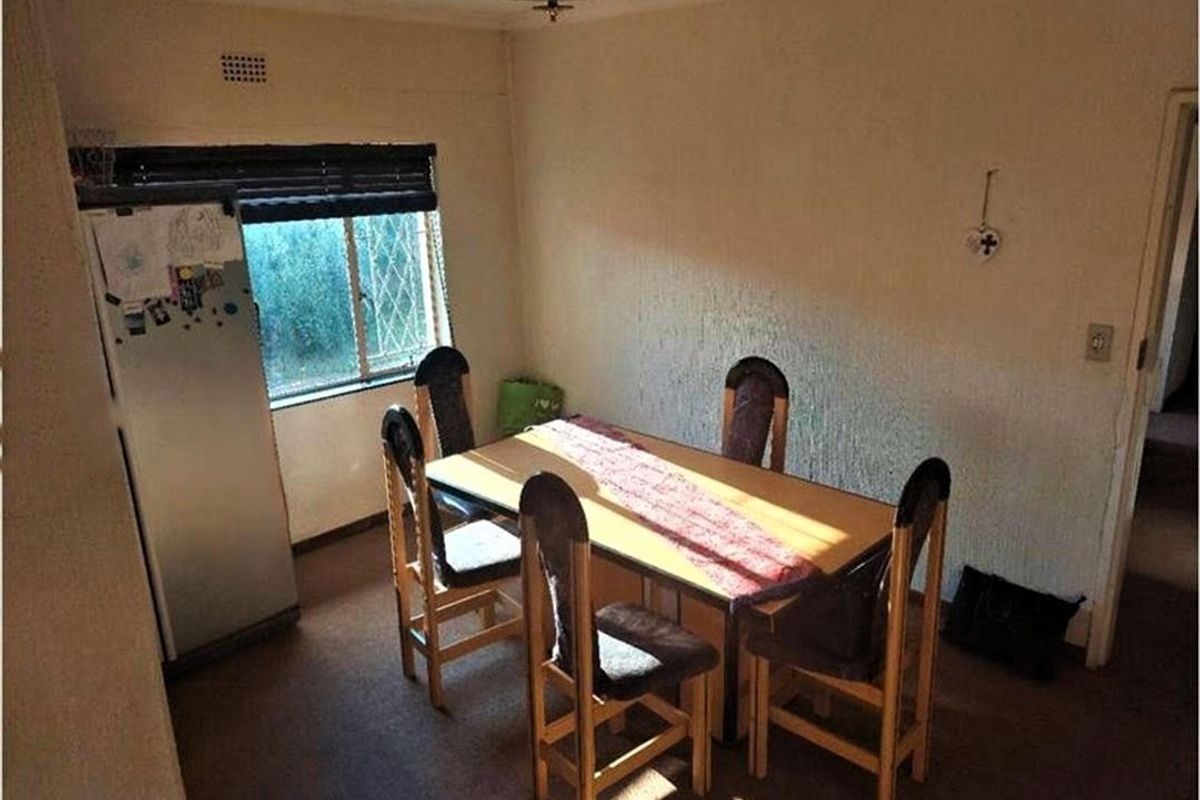 This Lovely Home in Van Riebeek Park Could be Yours. - Photo 3