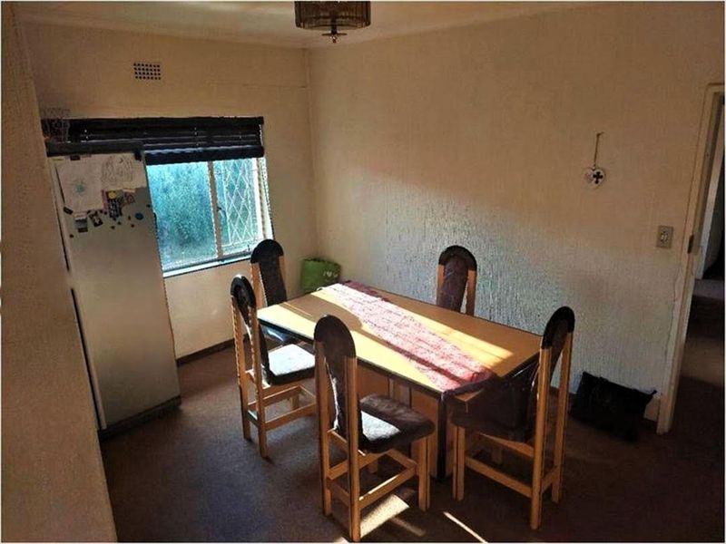 This Lovely Home in Van Riebeek Park Could be Yours. - Photo 3