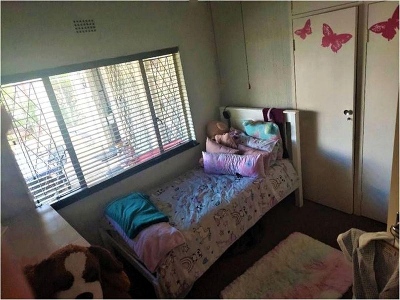 This Lovely Home in Van Riebeek Park Could be Yours. - Photo 6