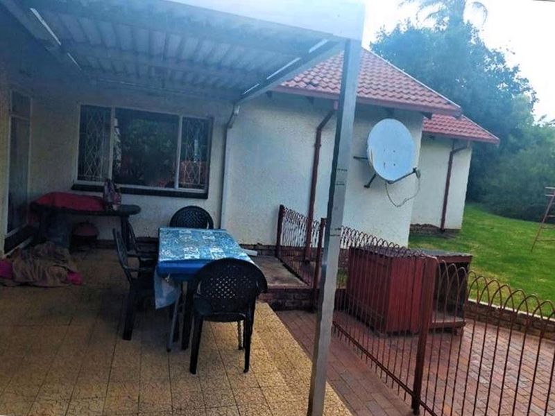 This Lovely Home in Van Riebeek Park Could be Yours. - Photo 7