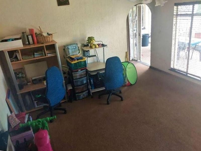 This Lovely Home in Van Riebeek Park Could be Yours. - Photo 4