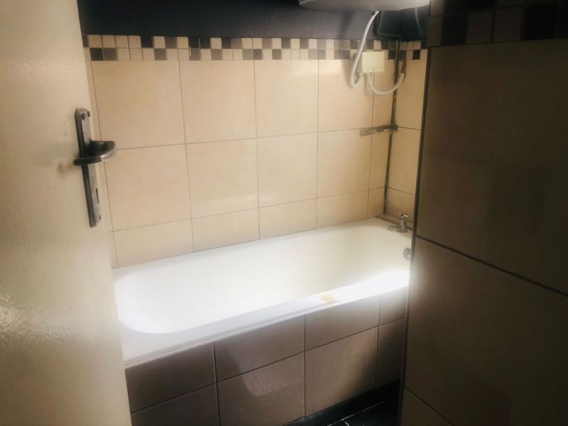 3 Bedrooms, 1 Bathroom Sharing Accommodation To Let In Durban Central, Durban  - Photo 9